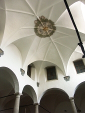 unikátní dvoupatrová dvorana s dvoukřídlým arkádovým ochozem na toskánských sloupech